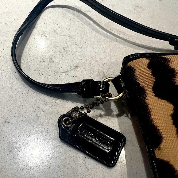 Authentic Coach Corner Zip Wristlet | *Never Been Used* | - Picture 2 of 4